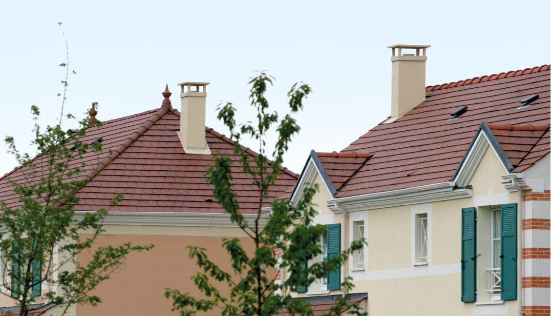 Deux maisons équipées de sorties de toit métalliques signées Cheminées Poujoulat