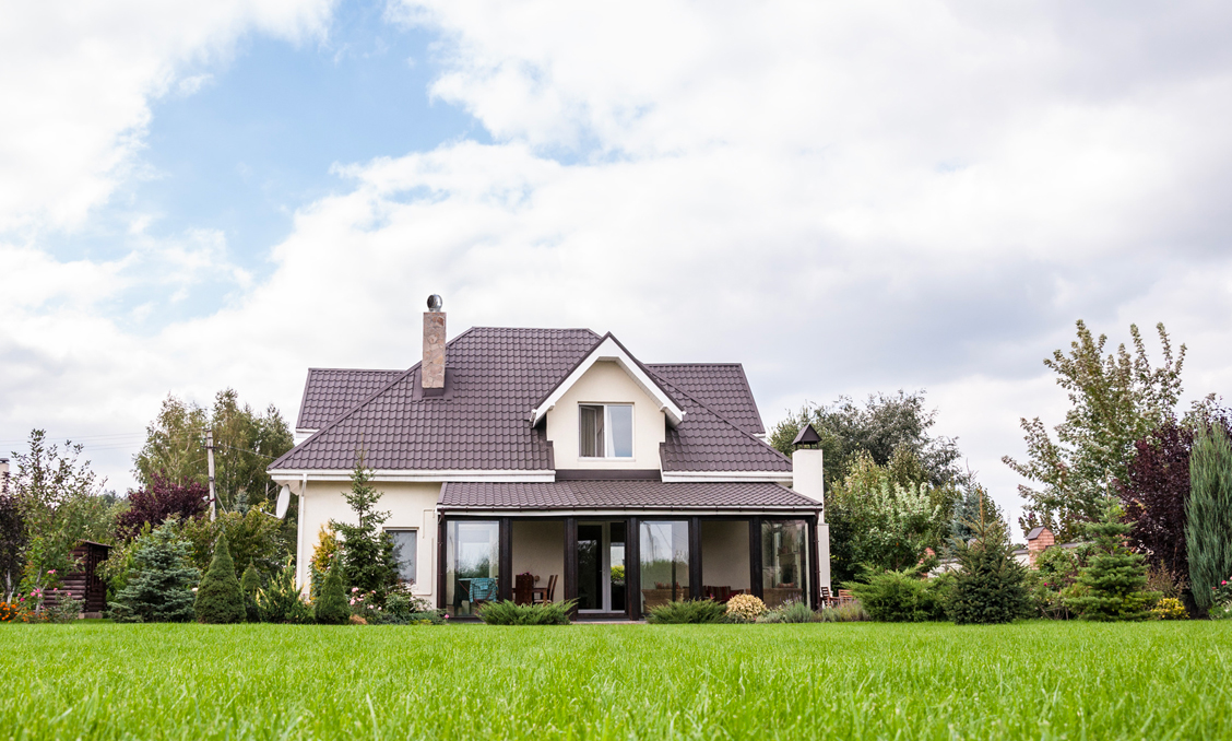 Maison avec sortie de toit équipée d'un extracteur de fumée