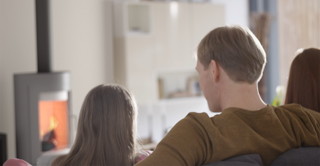 Famille au coin du feu. Image extraite de la campagne TV Cheminées Poujoulat