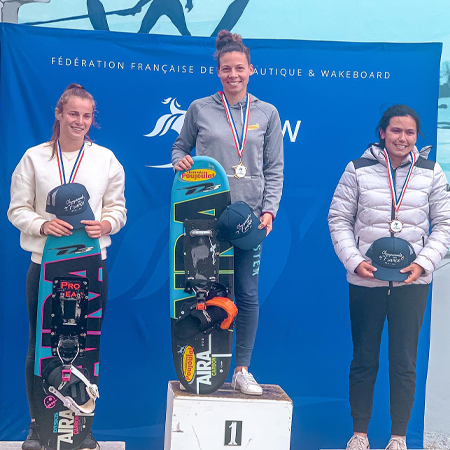 Laura Phily sur la plus haute marche du podium des Championnats de France Figures