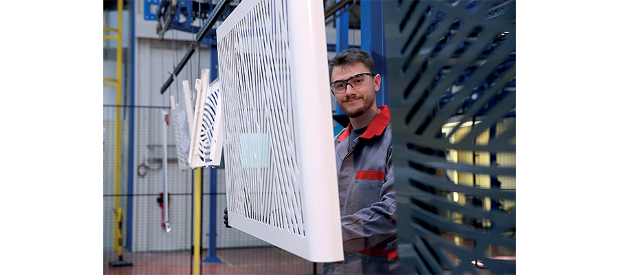 Fabrication d'un cache pompe à chaleur OUTSTEEL dans l'atelier Cheminées Poujoulat