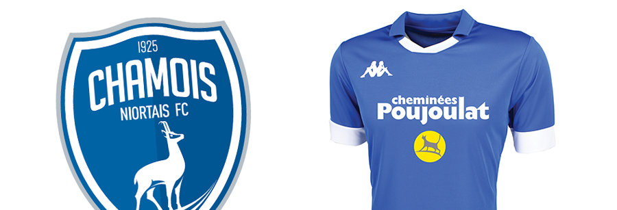 L'écusson du club des Chamois Niortais et le maillot saison 2021/2022 avec le sponsor principal