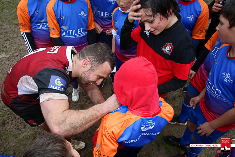 En fin de match, les joueurs du NRC viennent à la rencontre des jeunes