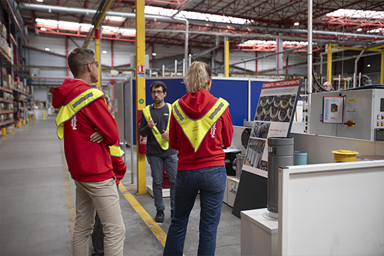 Réception, production, stockage, expédition... L'atelier expliqué aux jeunes sportifs Cheminées Poujoulat 