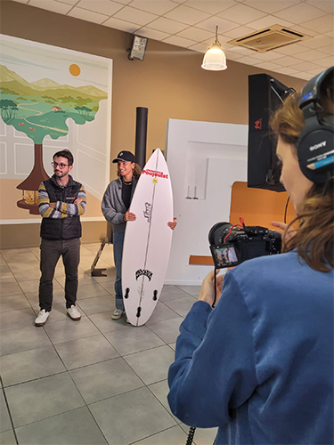 Romain Begoc et Hina Conradi côte à côte pendant le tournage