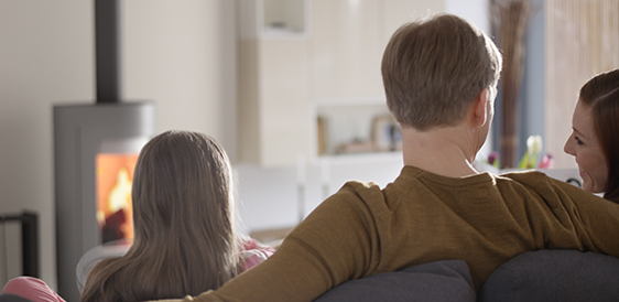 Famille au coin du feu - Image extraite du spot TV Cheminées Poujoulat