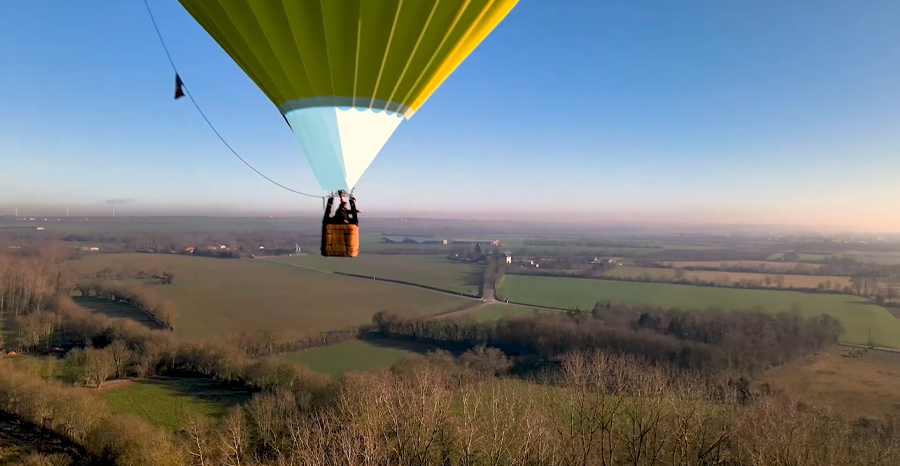 Image de la montgolfière Cheminées Poujoulat en vol. Image extraite du film Groupe Poujoulat - 2022