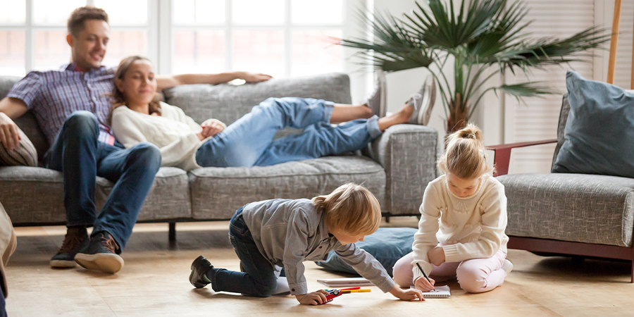 Moment en famille à la maison avec jeunes enfants jouant