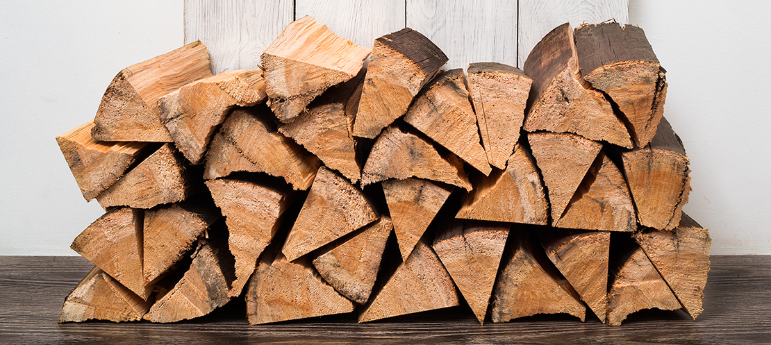 Bûches de bois prêtes à employer, sèches, fendues et écorcée