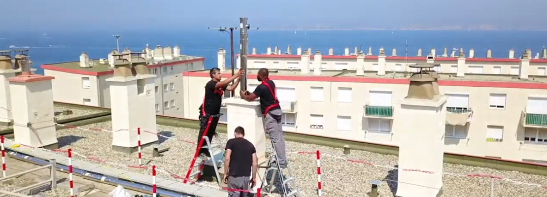 Installation d'un conduit Rénoshunt dans un immeuble de logements lors du programme de remplacement de 270 chaudières