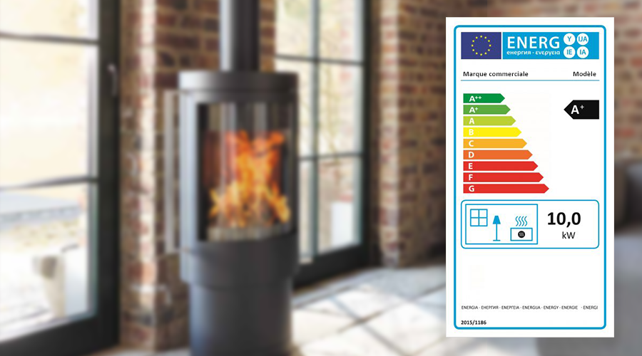 L'étiquette EcoDesign 2022 avec photo d'une installation de poêle à bois en arrière plan