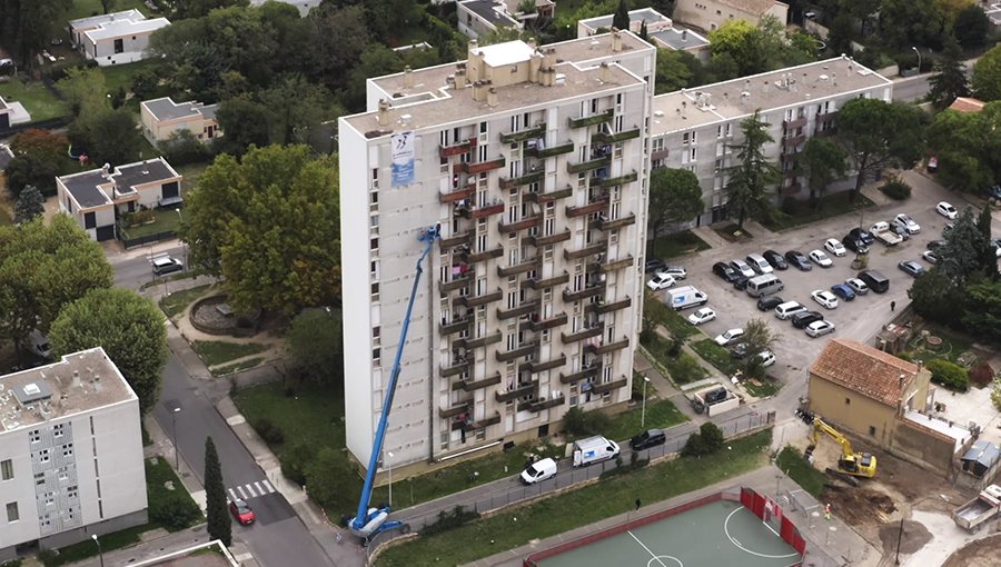 Vue aérienne du chantier de rénovation énergétique mené sur un immeuble collectif à Bagnols-sur-Cèze