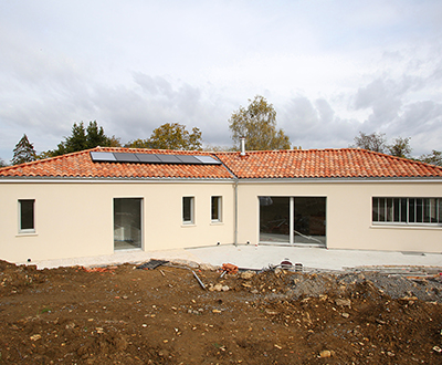 La maison vue de l'extérieur avec panneaux solaires et sortie en toiture
