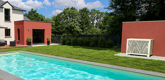 Le cache climatisation OUTSTEEL, modèle Brousse, installé directement sur le mur d'une terrasse